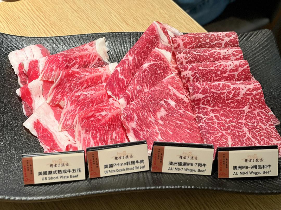 和牛系列的油花分布均勻、肉質軟嫩，肉品皆能無限續點。（圖／記者郭宣暄攝）