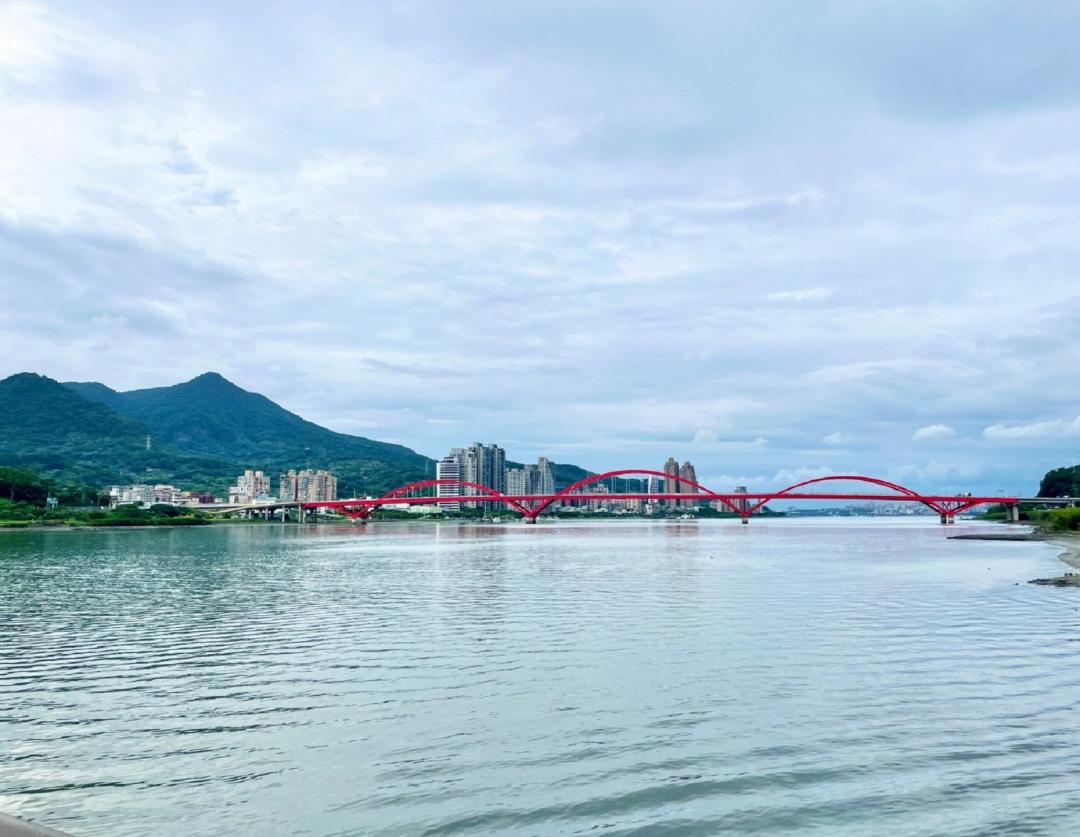 搭乘船隻遊河欣賞淡水河畔美麗風光。（圖／新北市政府高灘地工程管理處提供）