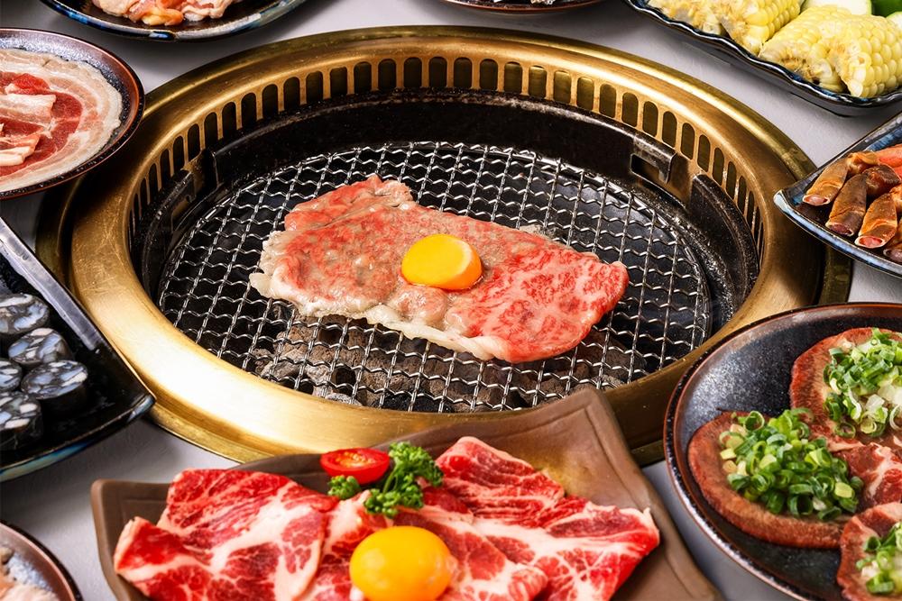 胡同燒肉「月見牛壽喜燒」選用日本A5和牛紐約客薄片佐生食級雞蛋，濃郁香氣在舌尖綿延。（圖／胡同燒肉提供）