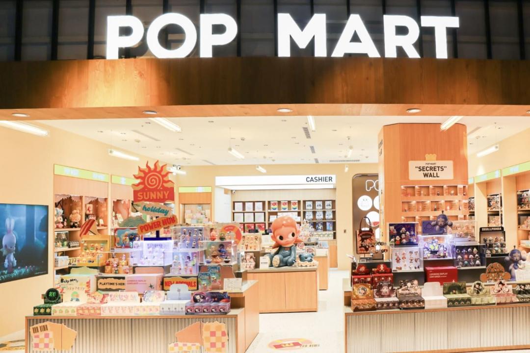 POP MART台北三創店以淺木色調風格，讓新品陳列更具質感。（圖／POP MART提供）