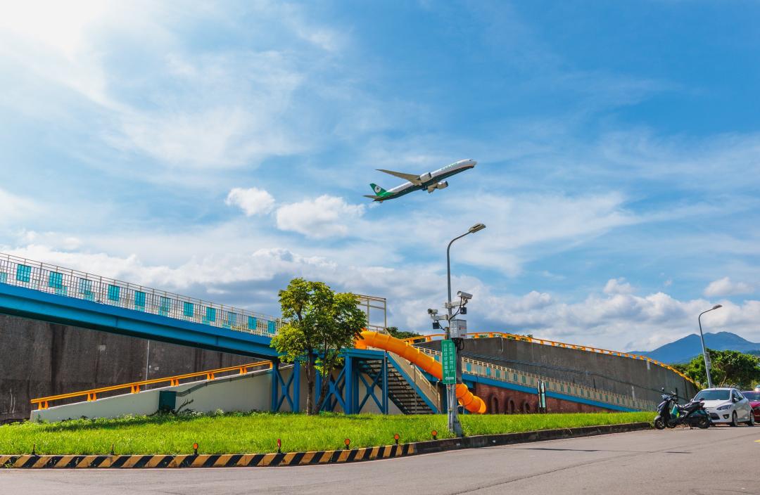 台北新地標位於松山機場附近，可以用全新視角欣賞掠過天空的飛機。（圖／台北市政府工務局水利工程處提供）