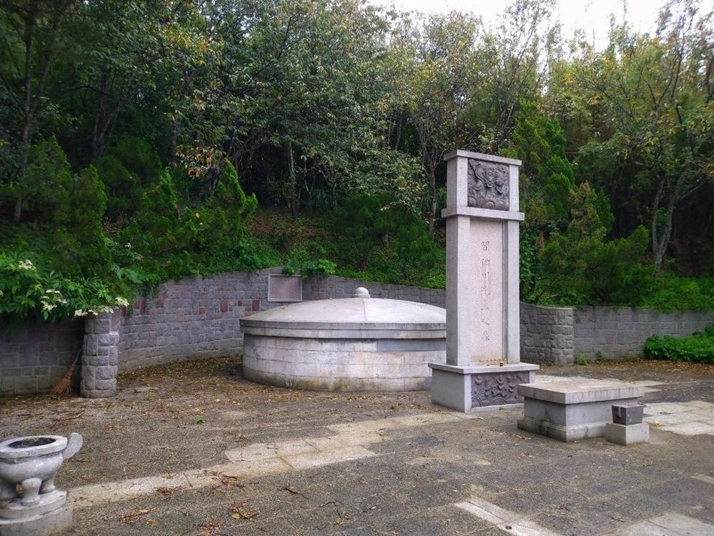 閰錫山墓占地面積約有300多坪，塚為圓形，塚內中軸線築有「中」字。（圖／北市工務局公園處提供）