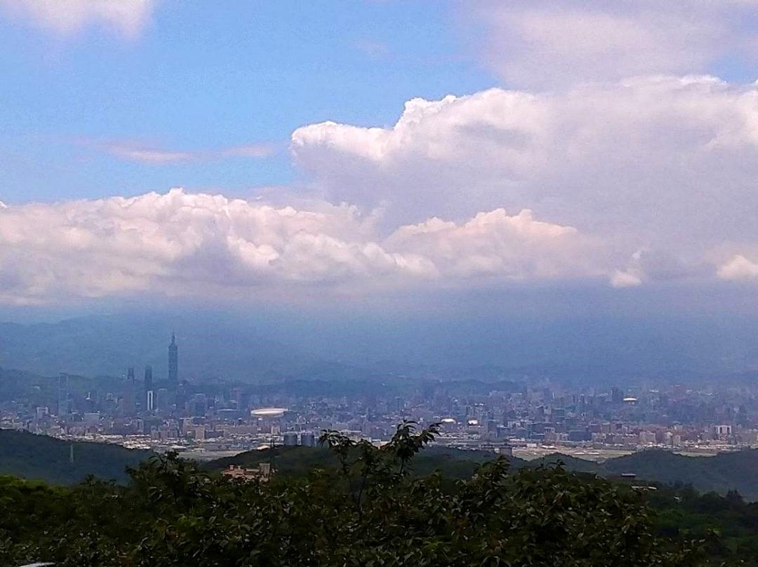陽明山避暑秘境一覽台北美景！超過半世紀的紅磚、石頭屋重現山西窯洞建築