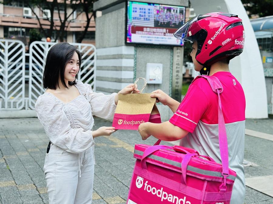 foodpanda推出平日午餐時段指定區域享「無限次免外送服務費」與「全台外帶自取69折」。（圖／品牌提供）