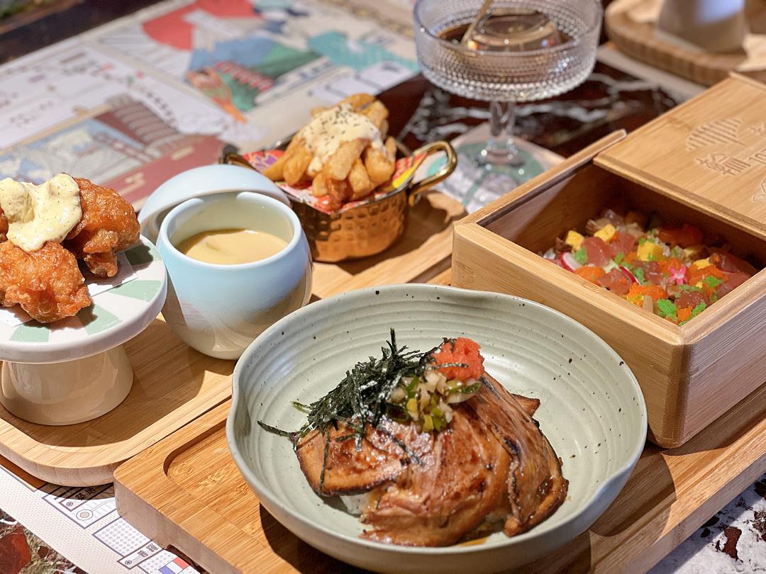 「日式焦香叉燒飯」搭配「刺身散壽司」。（圖／記者郭宣暄攝）