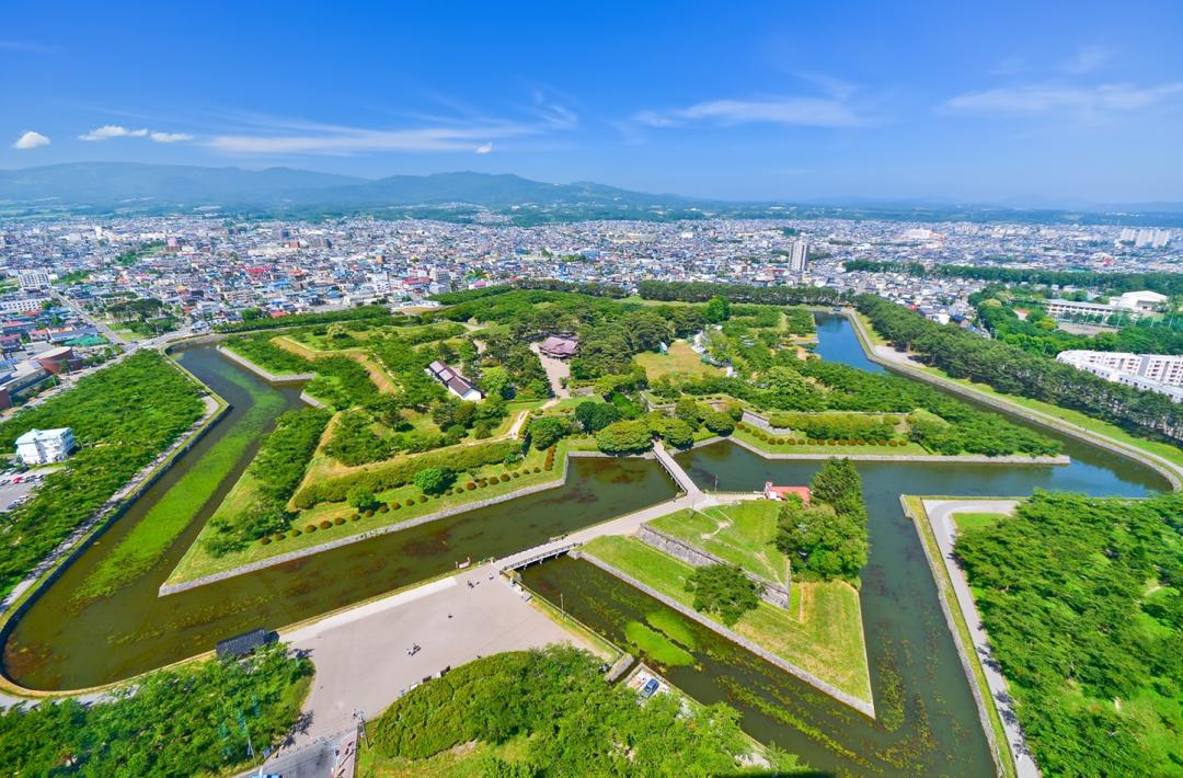 五稜郭公園是賞櫻、賞楓名所，榮登米其林二星景點。（圖／旅天下提供）