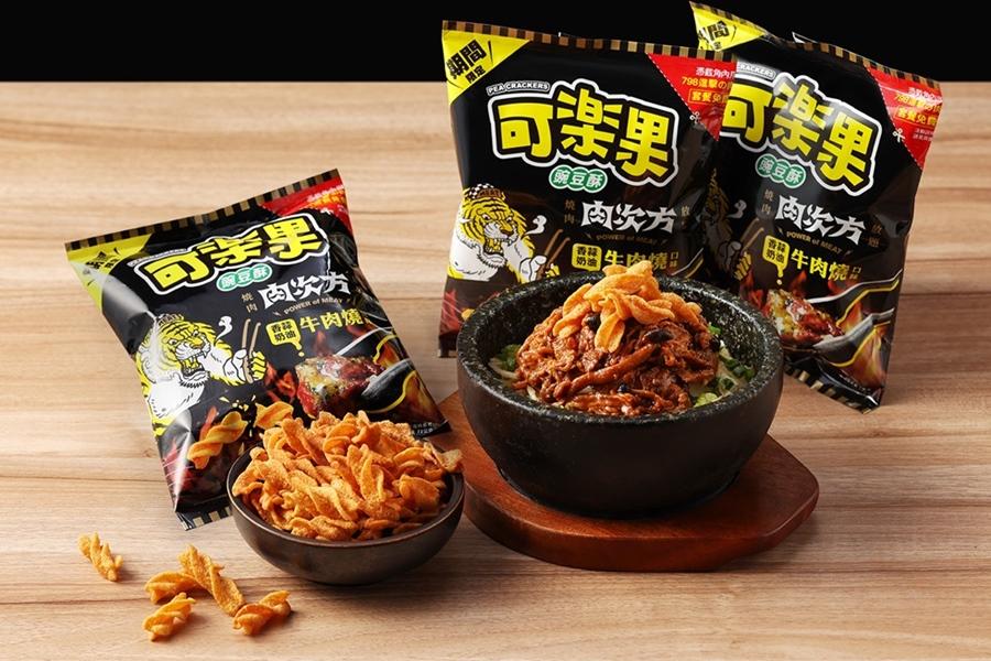 肉次方與「可樂果」跨界推出期間限定的「香蒜奶油牛肉燒」風味餅乾，10/1起「肉次方」推出期間限定「尚酥可樂果牛肉拌飯」。（圖／品牌提供）