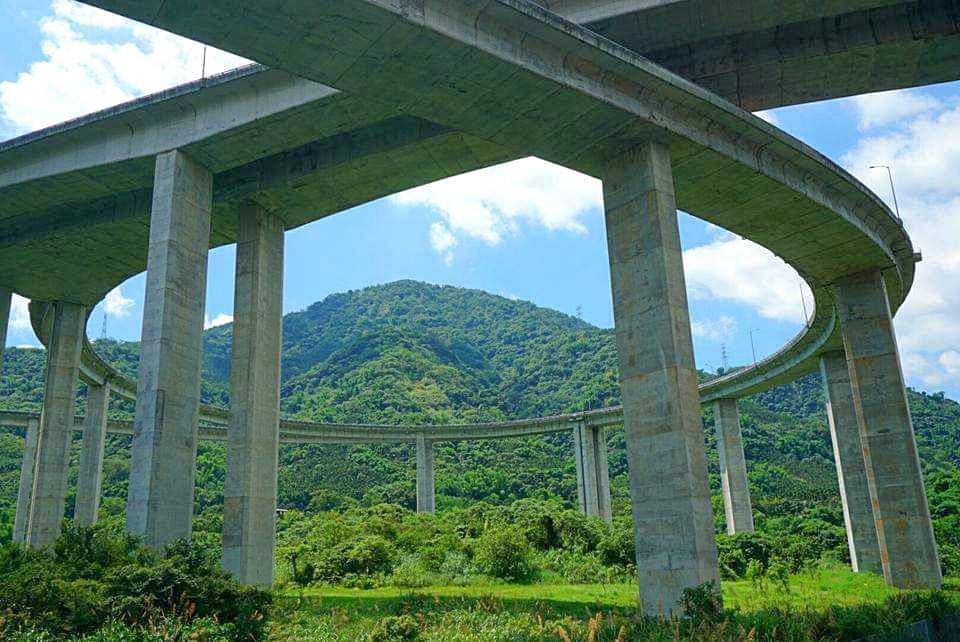 國道六號國姓交流道高架橋「橋聳雲天」名列全台公路八景之首。（圖／攝影師徐世超提供）