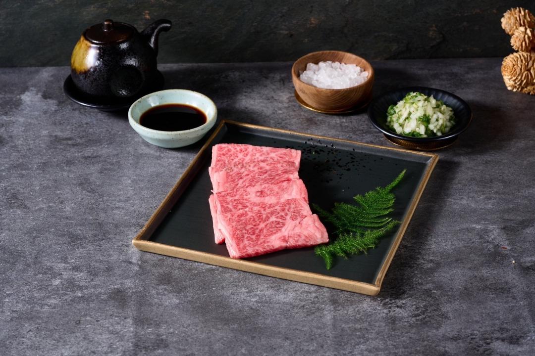 「潮肉炭火燒肉」夢幻逸品套餐，日本A5和牛入口即化、香甜迷人。（圖／潮肉提供）