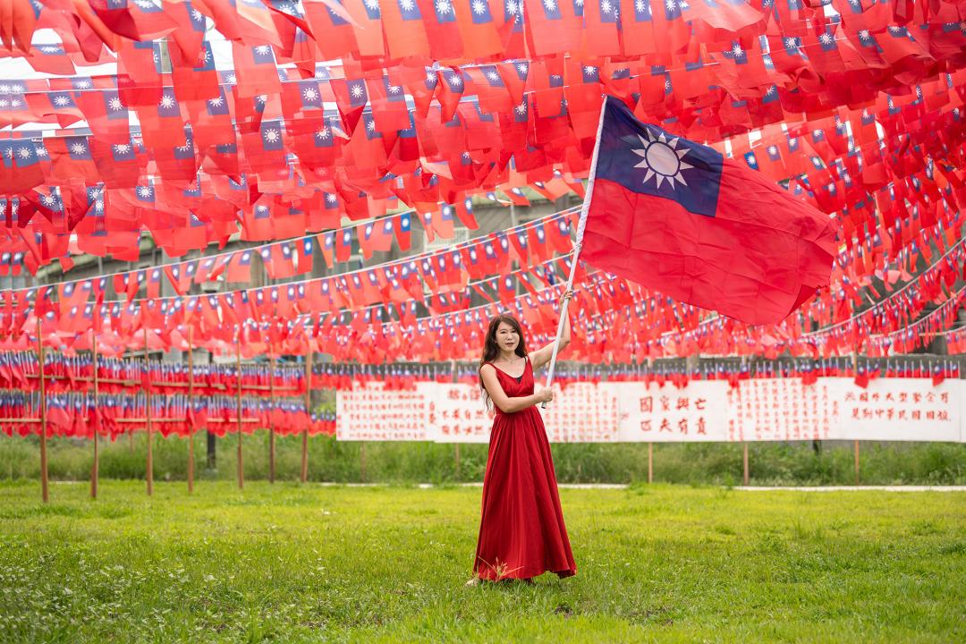 桃園國旗屋國慶升旗移師龍岡圓環旁公園舉辦，超過2萬面國旗海再現。（圖／IG@molly888666提供）