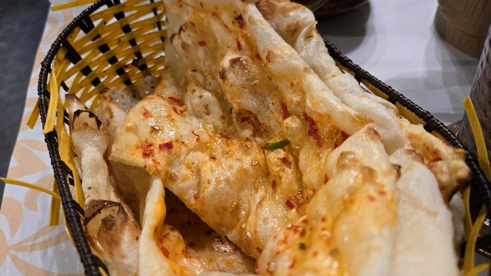 國內最常見的北印主食是用精緻麵粉「麥達（Maida）」發酵的烤餅「囊（Naan）」。（圖／記者王捷攝）