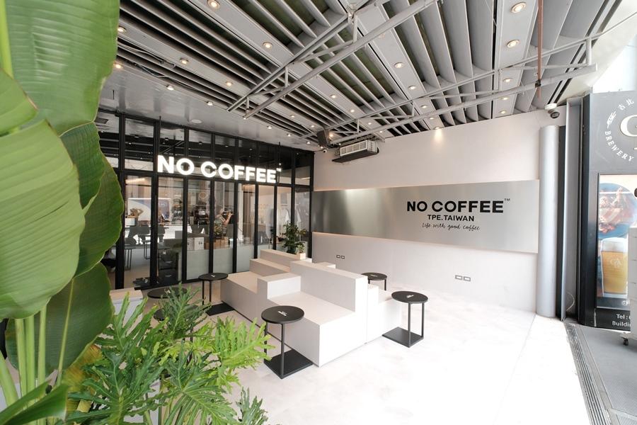 來自日本福岡的NO COFFEE規劃半戶外座位區，讓顧客可輕鬆來杯咖啡搭配可頌。