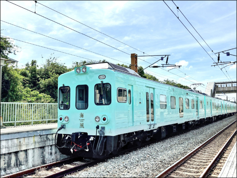 全新觀光列車「海風號」車體以湛藍和翠綠色調為主，展現台灣近海的獨特色彩。（雄獅旅遊提供）