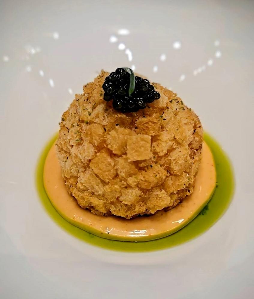 第8道「水牛起司百花球」，用花枝漿與魚漿包裹水牛起司，油炸後點綴魚子醬。（圖／記者王捷攝）