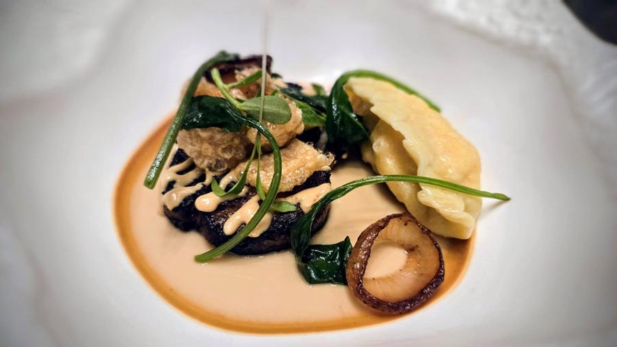 第7道「黑豚茶碗蒸」以紐西蘭傳統毛利族菜餚「Boil Up」為發想，蒸蛋上方有台灣黑豬肉以香料醃漬再烤、炸過的豬皮、彩虹蝦餡義大利餃。（圖／記者王捷攝）