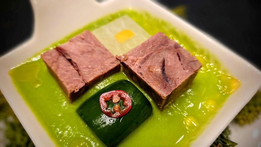 第6道「潮式滷牛腱」，結合中西式料理的滷牛腱，配以雞高湯、烤青蔥製作的綠色醬汁，上桌前滴上花椒油。（圖／記者王捷攝）