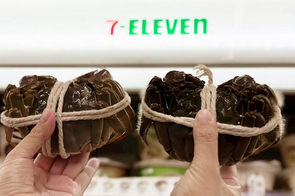 7-ELEVEN Fresh門市開賣鮮活大閘蟹，足5兩重每隻399元。（圖／超商提供）