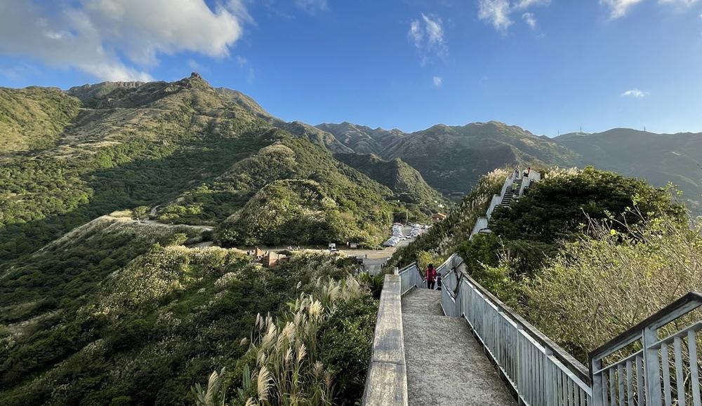 秋高氣爽時節，安排九份山城小旅行體驗老街風華與美食，再到報時山步道單程步行只需10分鐘，是賞芒絕佳選擇。（圖／新北觀遊局提供）