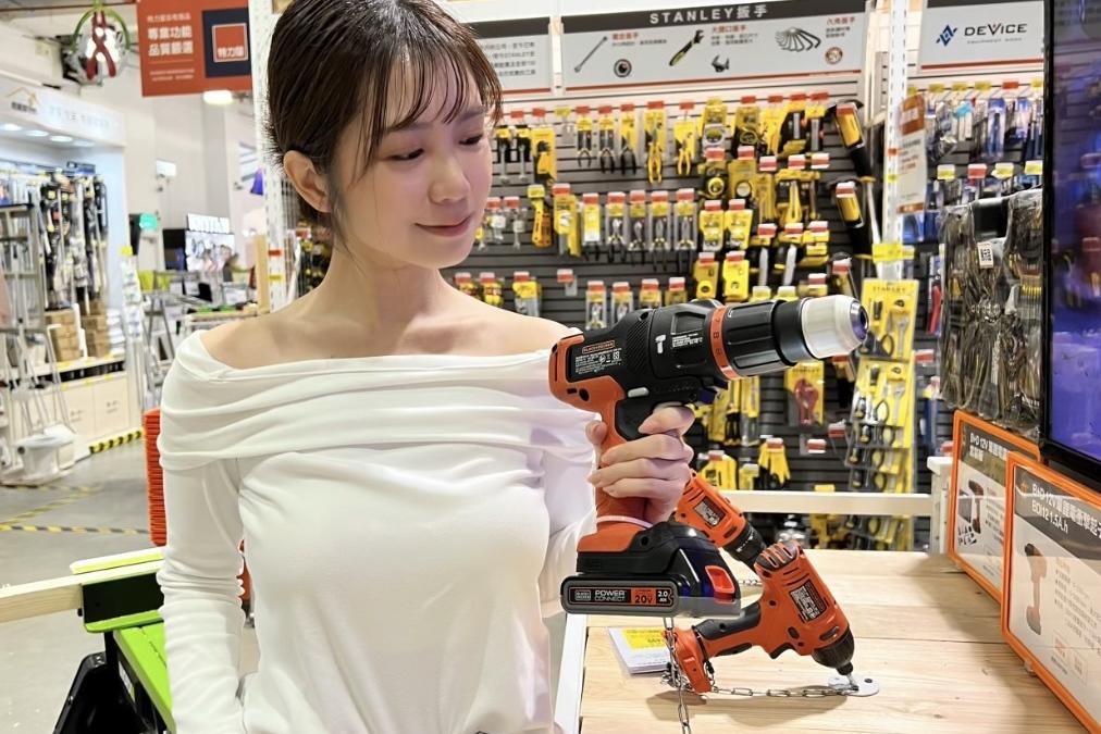 網友熱議的電動工具「惡魔機」，可搭配多達12個功能接頭。BLACK+DECKER 20V MAX單鋰電第三代可換頭惡魔機+軍刀鋸頭組合特價5,459元。（圖／業者提供）