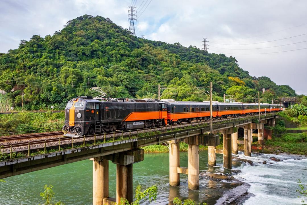 「鳴日號」外觀以最早天皇花車所用的尊爵黑色調為象徵，結合莒光號傳統橘色調車身，呈現移動之美。