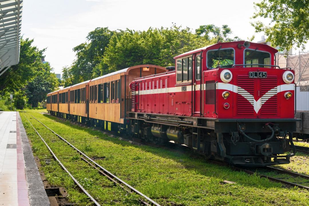 阿里山林鐵藝文美學觀光列車「福森號」，外觀與內部車廂皆以檜木打造而成，散發獨特的木質香氣。