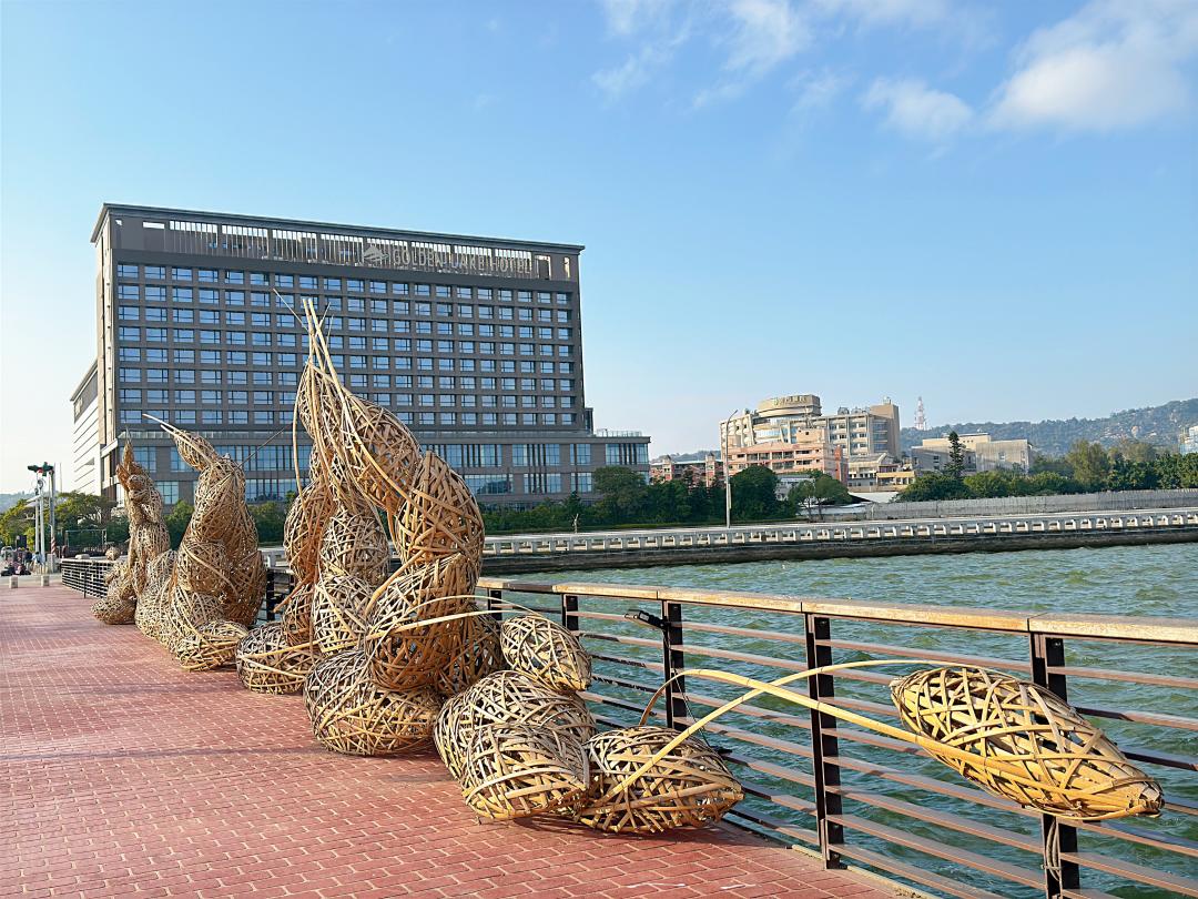 太湖中正公園旁的「輕撫波光」，能與飯店建築、唯美湖景一同入鏡。（圖／記者郭宣暄攝）