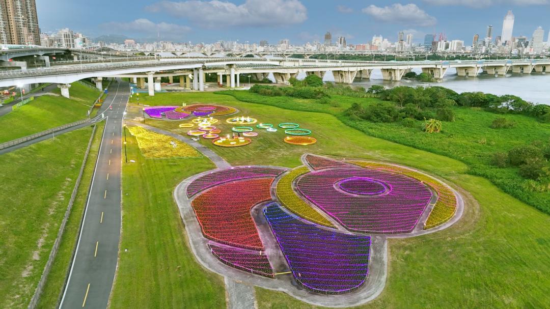 鴨鴨公園今年以「花繪三重奏」為主題，運用超過10萬盆草花布置。（圖／新北市政府高灘地工程管理處提供）