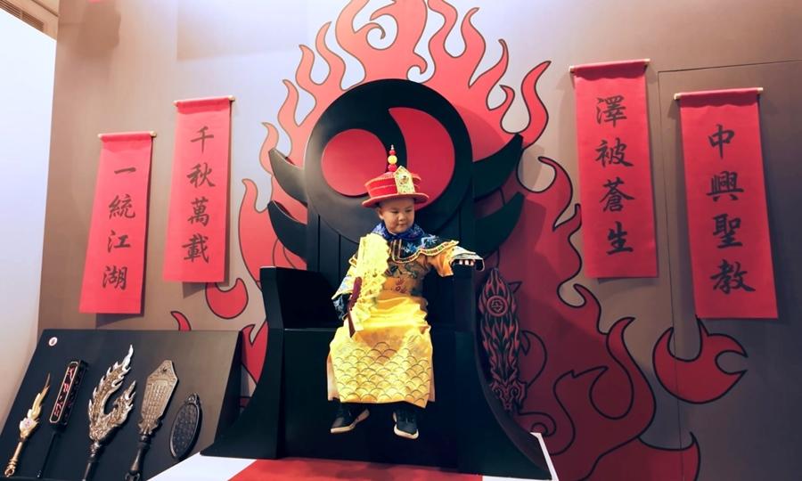 「百年金庸 無盡江湖」特展變裝登上日月神教教主寶座。（圖／活動單位提供）
