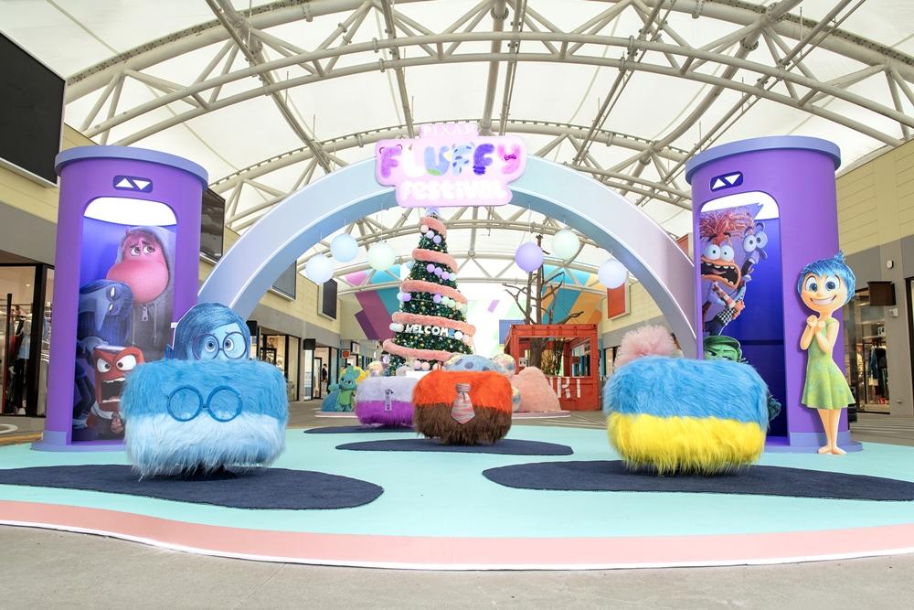 台中港三井OUTLET即日起至明年二月推出「PIXAR 皮克斯主題造景-繽紛光之祭」。（圖／台中港三井OUTLET提供）