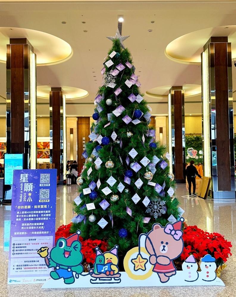 麗寶福容大飯店耶誕樹上掛滿了弱勢孩童卡片，邀請各界替孩子完成心願。（圖／記者張軒哲攝）