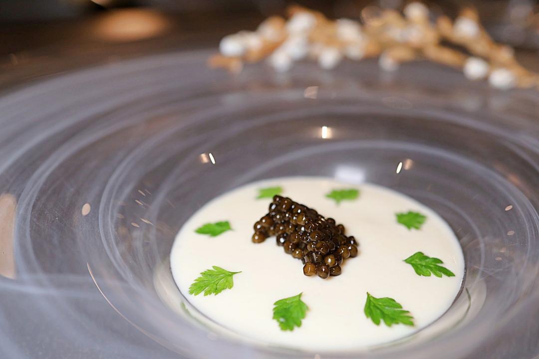 「雞肝/水果玉米/雞湯/魚子醬」水果玉米PURÉE與雞肝慕斯與之間夾藏一層薑味雞湯凍，散發甜美絲滑的口感。（圖／記者郭宣暄攝）
