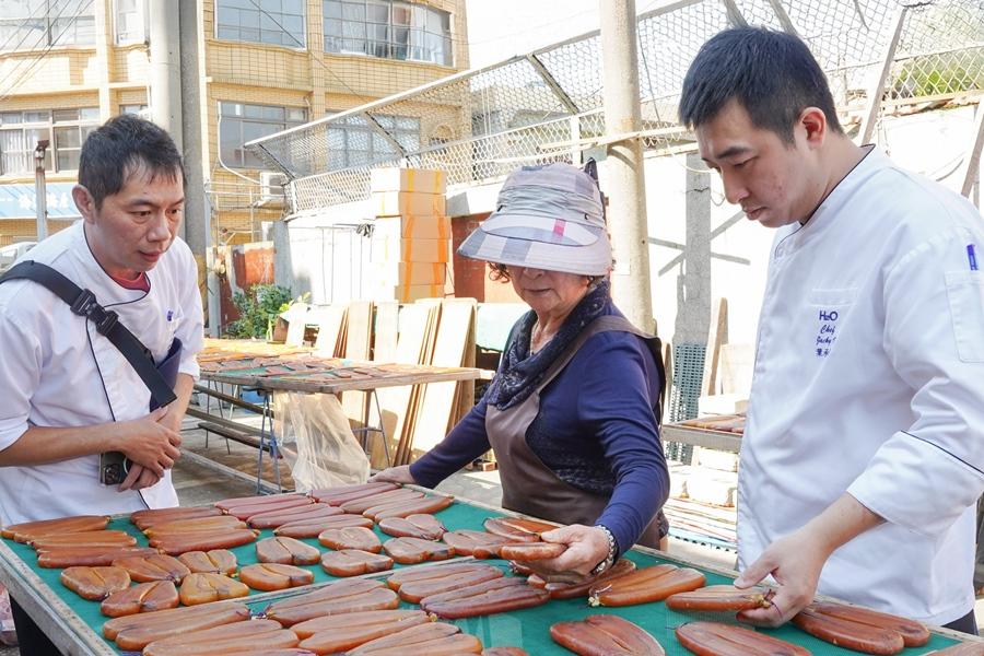 京悅軒主廚至廠家挑選烏魚子。（H2O提供）