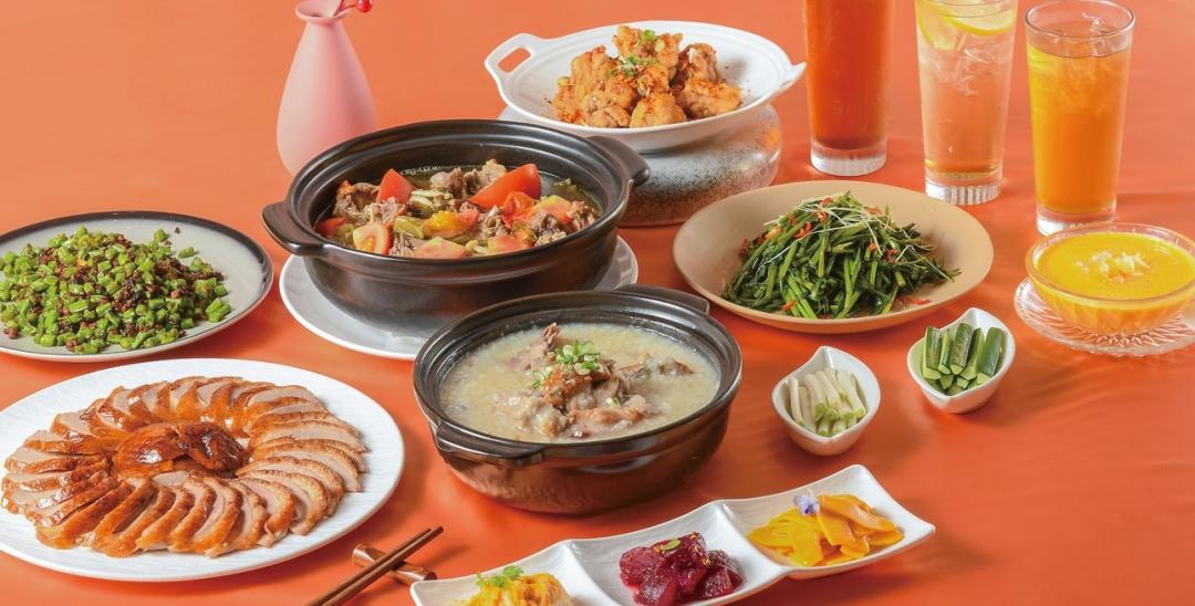 四人套餐售價3,588元，含一隻片皮鴨、涼菜三拼、青菜、肉品、飲料等，以及鴨架與粥湯料理任選。（圖／翻攝自鴨覓FB）