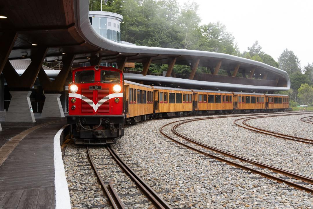 搭乘阿里山獨家火車福森號與栩悅號訪櫻花秘境。（圖／雄獅旅遊提供）