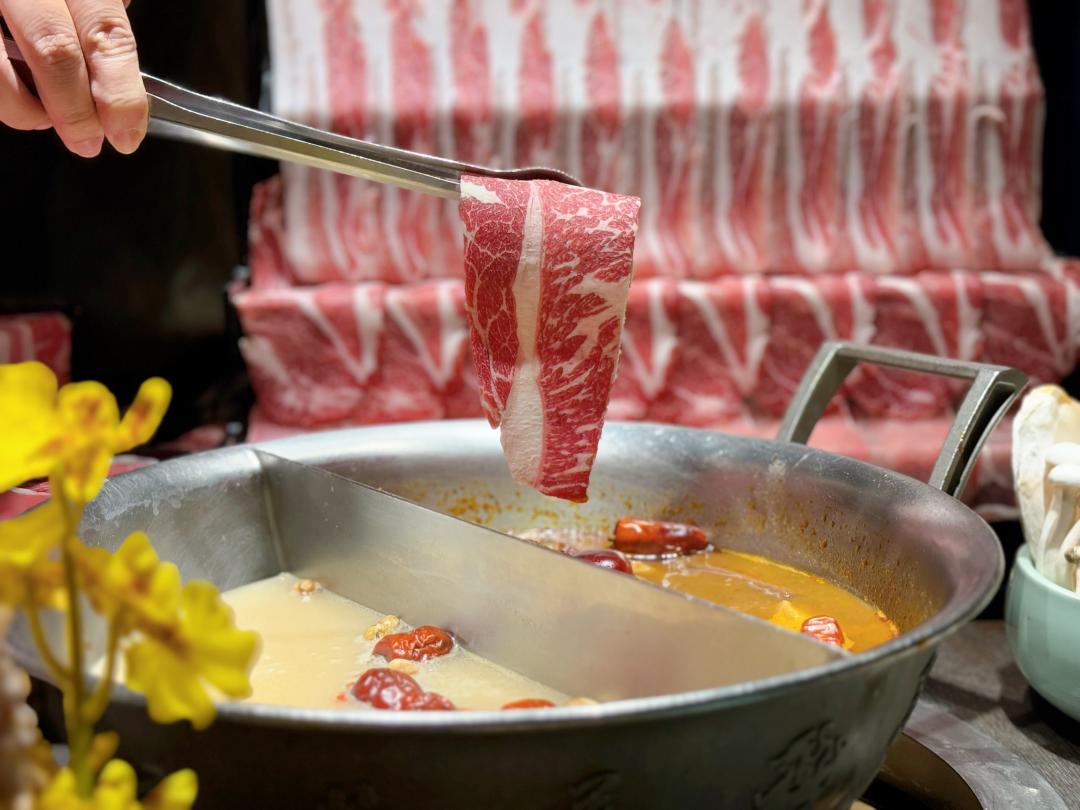 「仙馥牛肉三拼盛宴」售價918元，含神仙牛肉、板腱牛肉、雪花牛肉，「仙馥豬肉三拼盛宴」售價788元，含1983黑豚五花、伊比利梅花豬肉、梅花豬肉。（圖／記者郭宣暄攝）