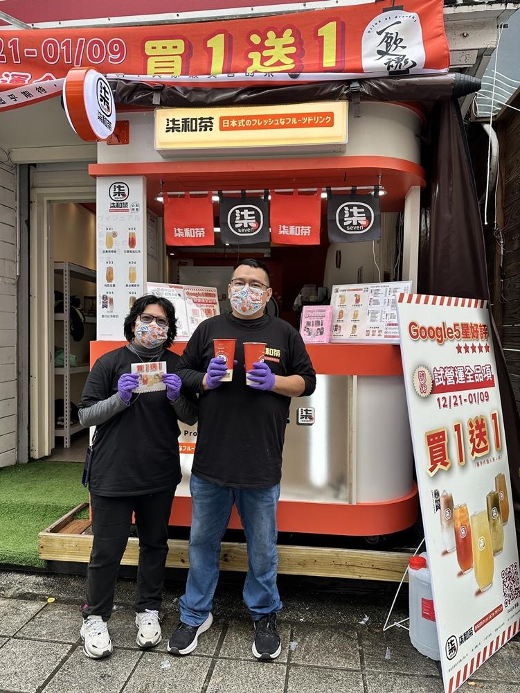 在地年輕人經營的茶飲店宣布當地旅宿觀光業只要告知是從業人員，都有買一送一的「取暖」優惠。（記者蔡宗憲攝）