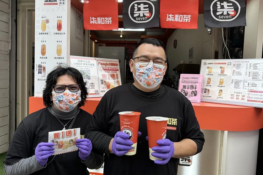 墾丁業者出招給自己人送暖，飲料店推觀光業買一送一。（記者蔡宗憲攝）