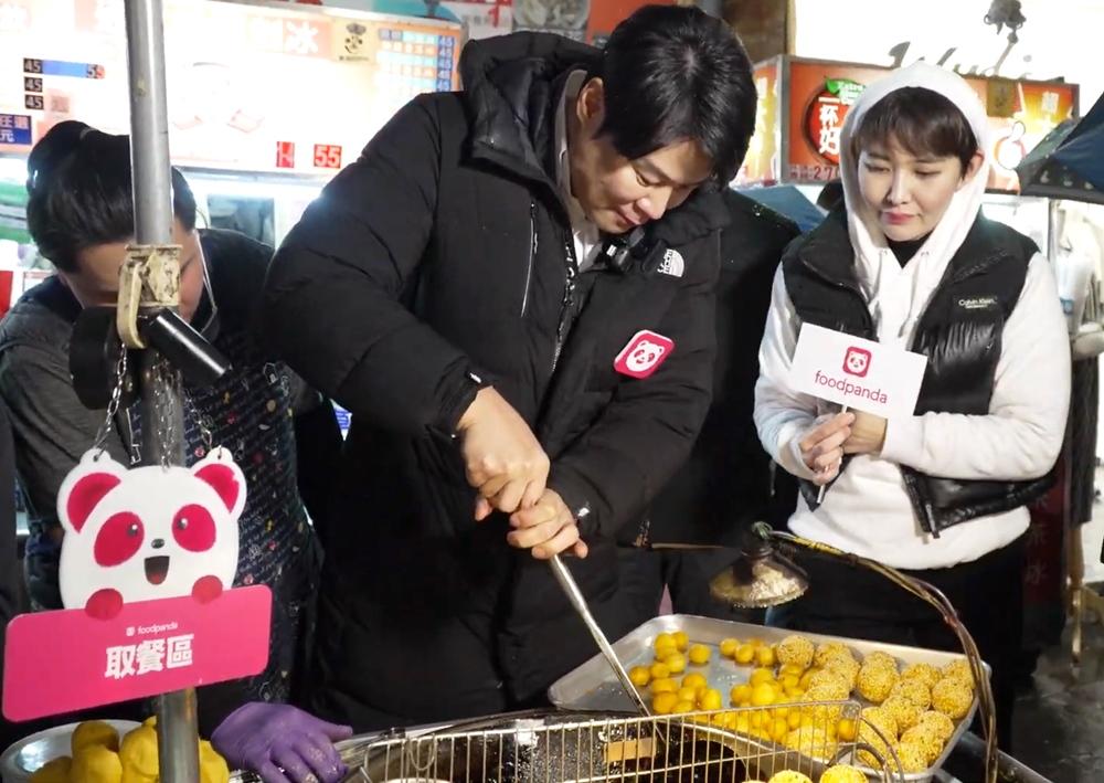 崔鉉碩品嘗「傳奇地瓜球」，同時體驗壓地瓜球的做法。（圖／foodpanda提供）