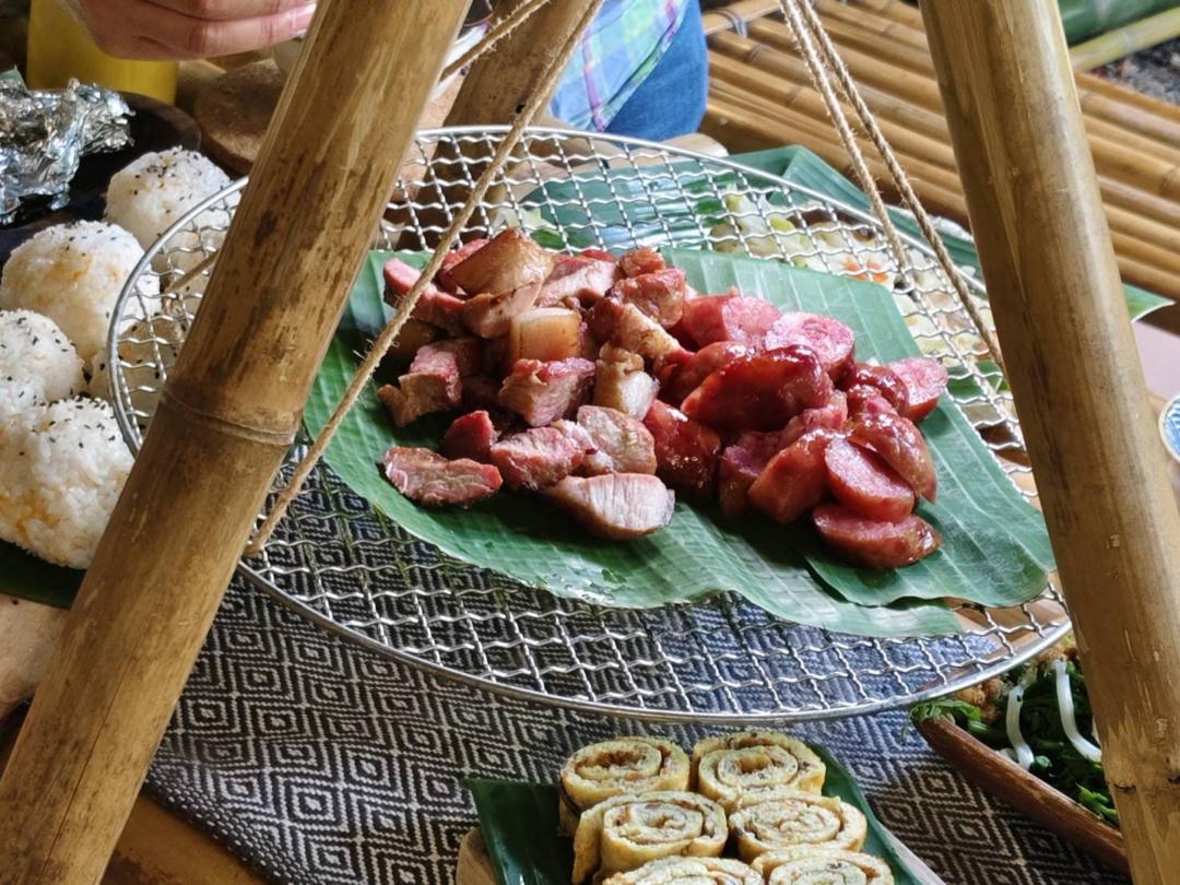 達娜伊谷品嘗鄒族風味特色料理。（圖／雄獅旅遊提供）