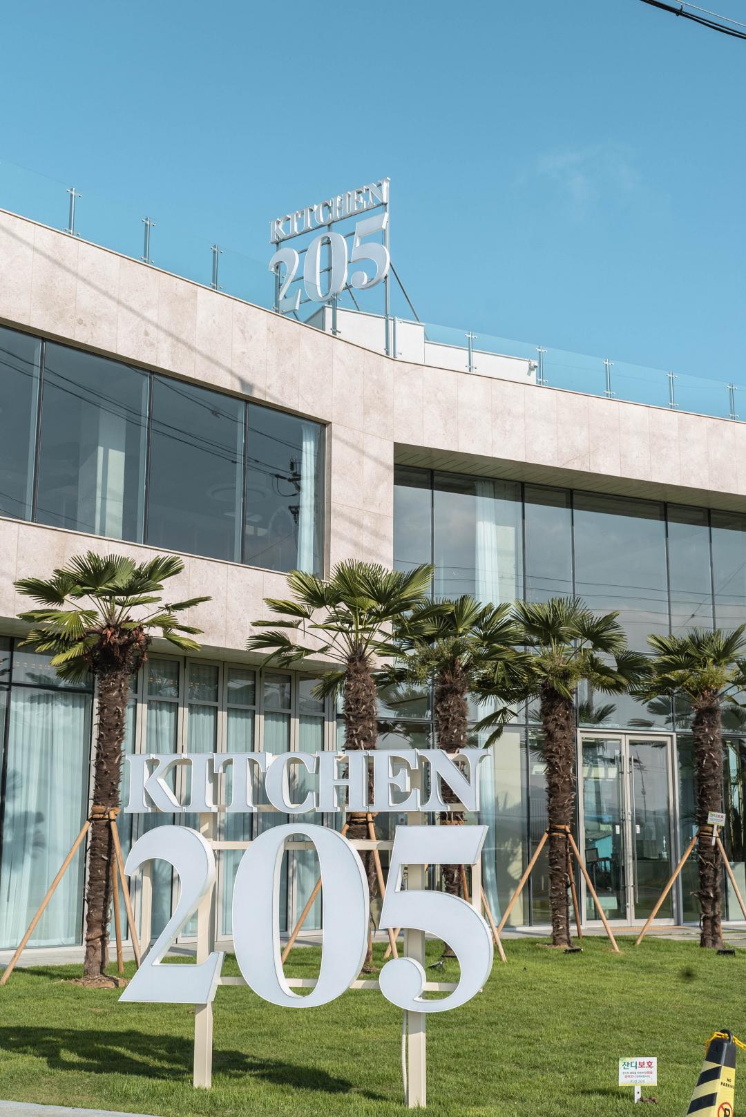 「Kitchen 205」在韓國平均每30秒就可以賣出一顆草莓蛋糕，每日開門蛋糕都被一掃而空。（圖／晶華酒店提供）