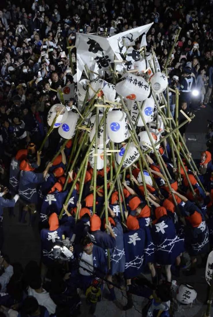 吉伊卡哇粉慎入！日本祭典「戳爆Chiikawa燈籠」畫面太驚悚小孩爆哭掀熱議