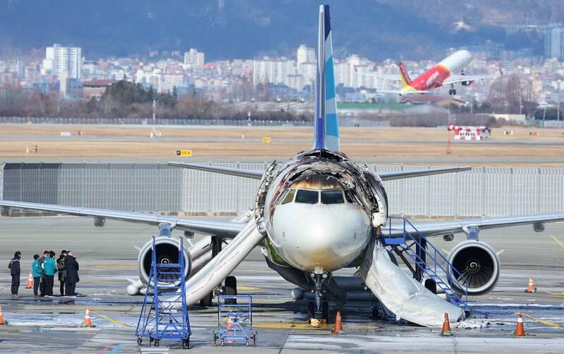 釜山航空BX391航班起飛前疑因行動電源起火，全機176人緊急撤離，造成7人受傷。（圖／歐新社）