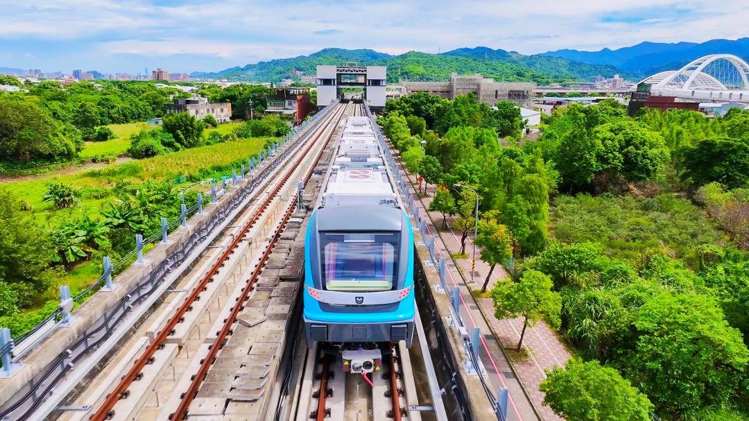 新北捷運三鶯線今年底完工！列車內外皆採藍白色系、車站實景照曝光