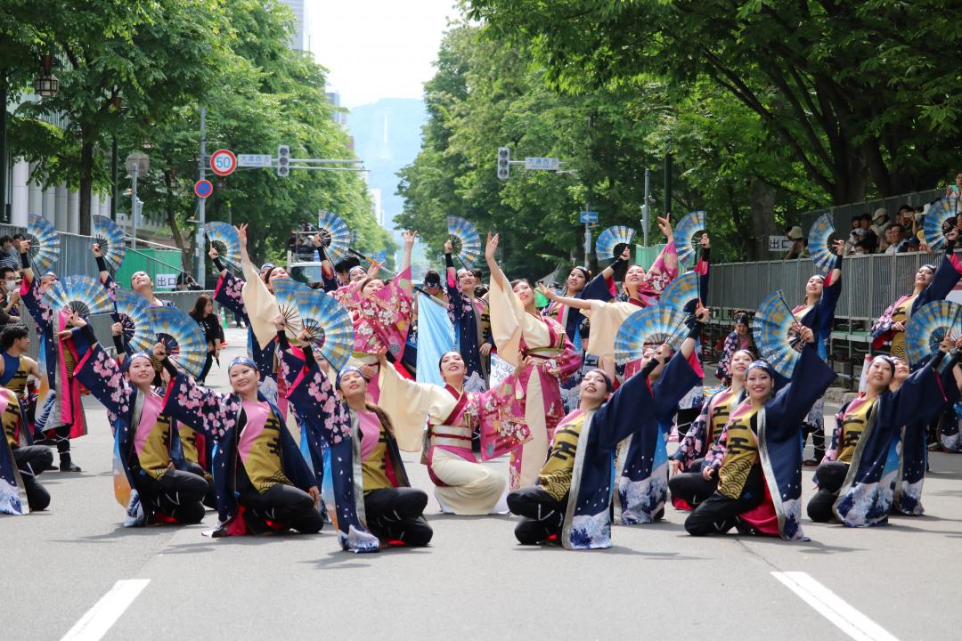 年輕人在索朗祭中展現自己的活力。（圖／札幌巿提供）