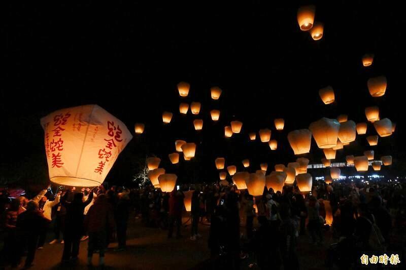 「新北市平溪天燈節」元宵節（12日）將在十分廣場登場，上百座天燈緩緩升空。（資料照，記者陳逸寬攝）