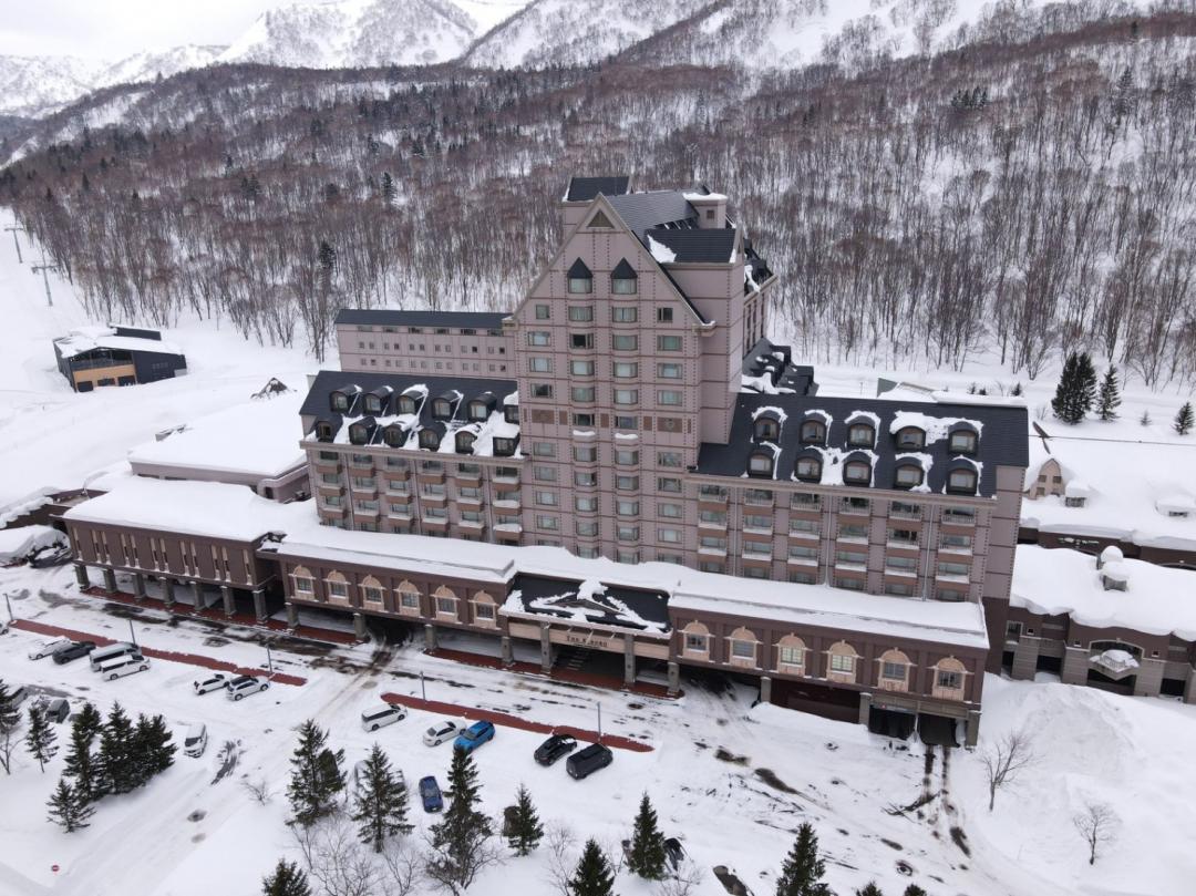 甫於2023年底開幕的北海道Kiroro Grand本館，費用包含團體滑雪課程。（圖／業者提供）