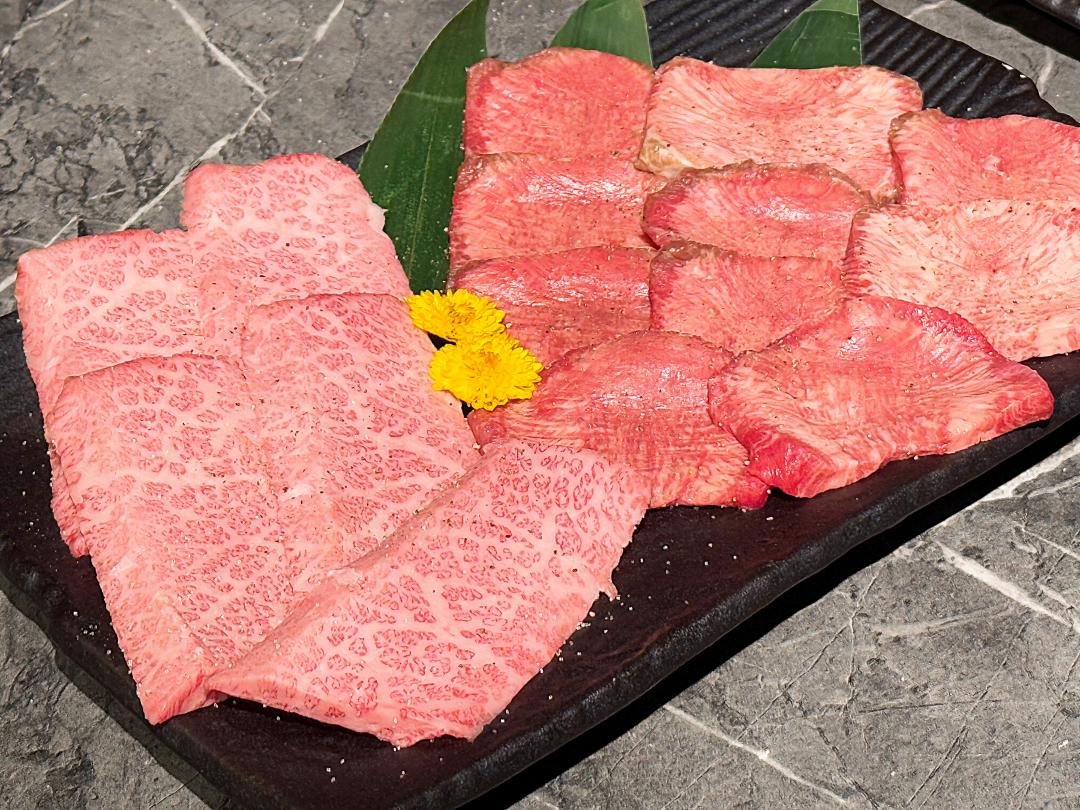 「青杉燒肉」首度推出午間限定直火碳烤牛舌套餐，嚴選澳洲最高等級的和牛牛舌。（圖／業者提供）