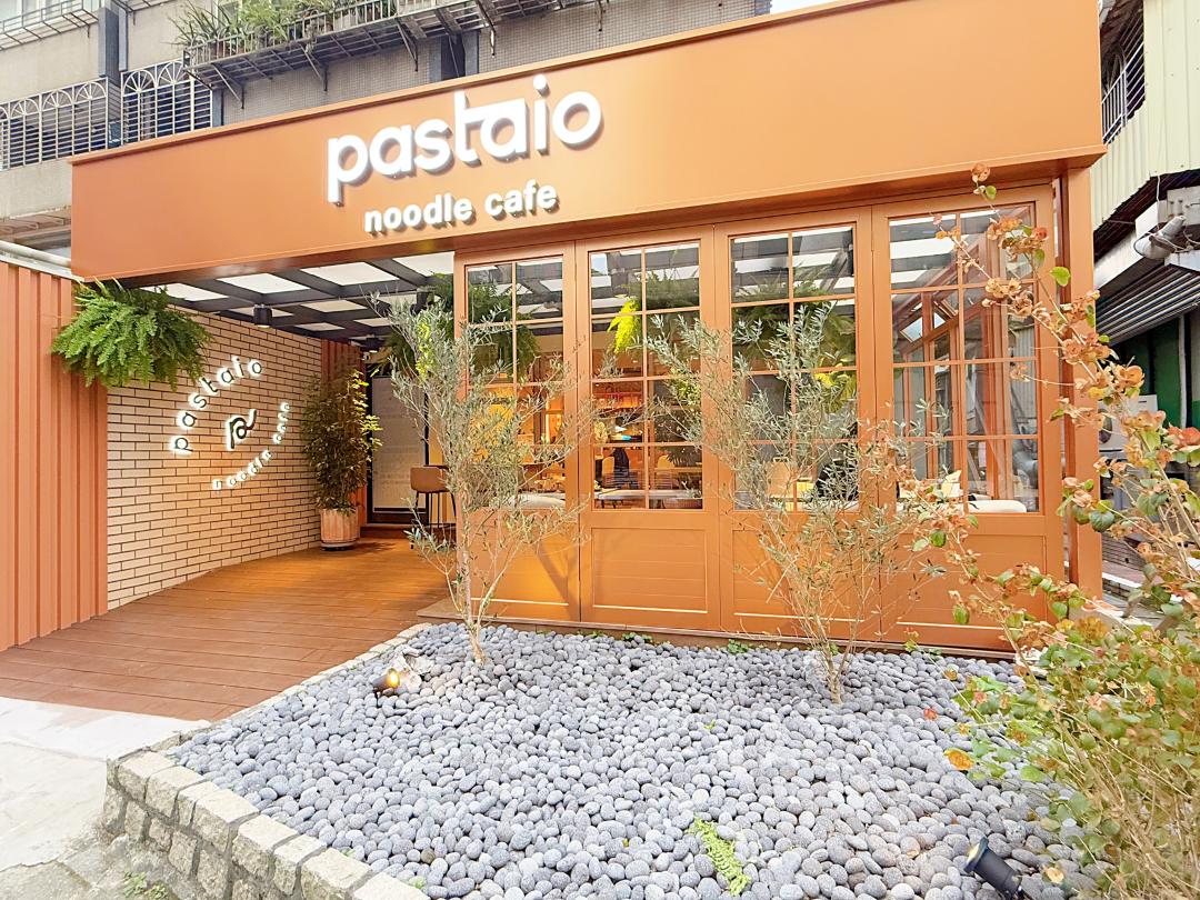 全新「pastaio noodle café」進駐敦北民生商圈，悠閒露天座位採光明亮。（圖／記者郭宣暄攝）