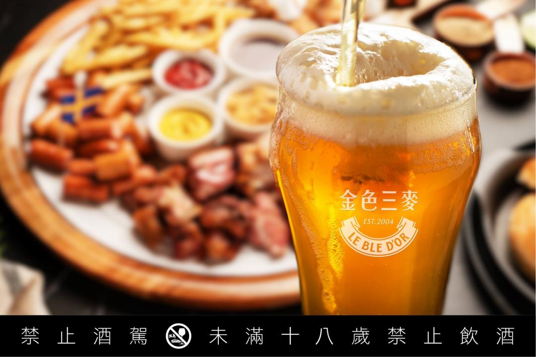 穿任一棒球衣到金色三麥門市，內用杯裝精釀啤酒買一送一。（圖／業者提供）