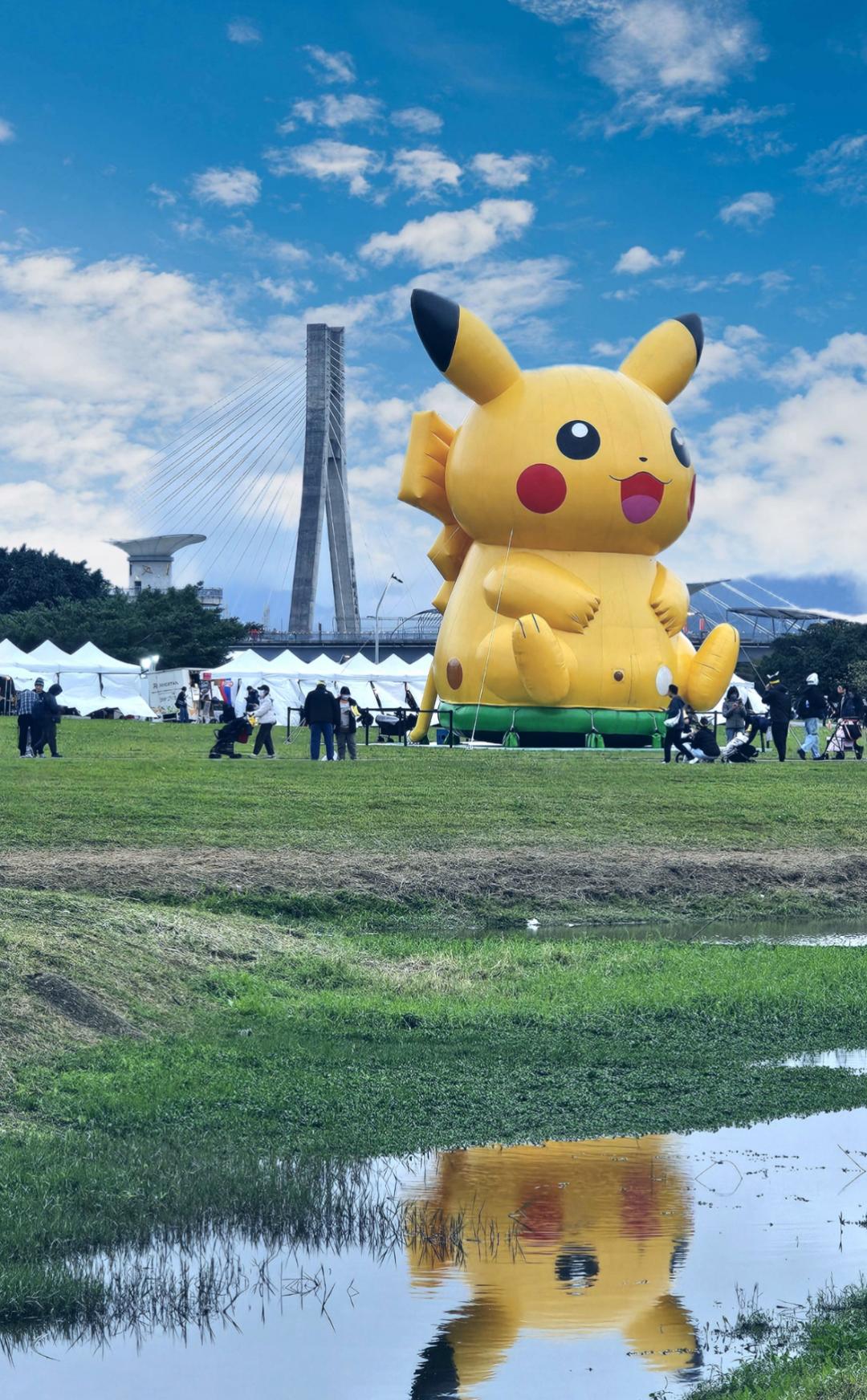 11公尺大型皮卡丘現身新北大都會公園，吸引許多民眾合影。（圖／新北市政府觀光旅遊局提供）